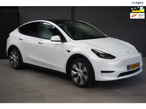 Tesla Model Y RWD 58 kWh Black & White interior