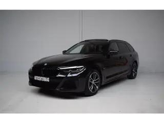 BMW 5-serie Touring 530e xDrive M-SPORT PANORAMADAK / HARMAN-KARDON LEER / HEAD-UP / FACELIFT / CARP