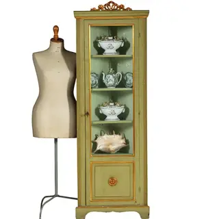 Smalle hoge Louis Seize hoekkast in salie- en residagroen ca 1800