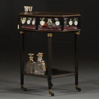 Unieke horloge- of vitrinetafel deurtjes en lijstwerk in brons op een gedraaid onderstel