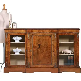 Engelse Credenza in noten met inlegwerk en brons ca 1860