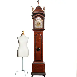 Amsterdams Staand Horloge in wortelnoten gesign. "Jan Gobels" ca 1765