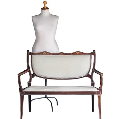 Bijzonder elegant bankje in Hepplewhite ca. 1880 incl. bekleding naar wens.