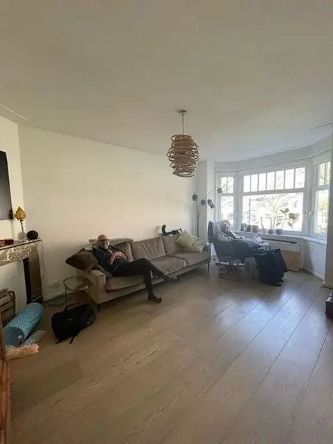 Woning aan de Van Tuyll van Serooskerkenweg te Amsterdam