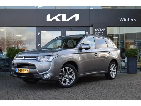 Mitsubishi Outlander 2.0 PHEV instyle+ Navigatie | Camera | Leder | Panoramadak | Keyless Go | 18" L