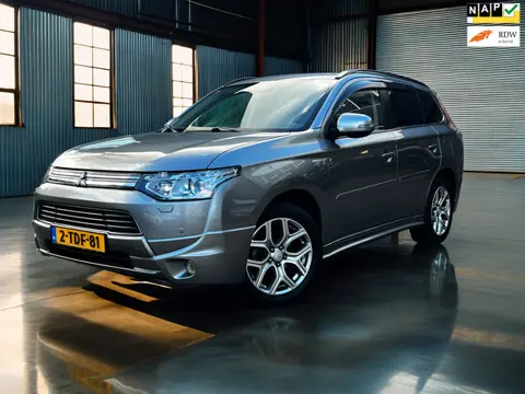 Mitsubishi Outlander 2.0 PHEV instyle+Navi_Clima_trekhaak_Leder_Camera