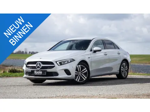 Mercedes-Benz A-klasse 250 e Business Solution Luxury Limited CARPLAY / LEER / CAMERA / AUTOMAAT