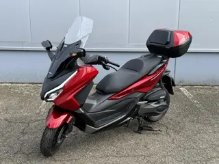 Honda Forza 350 ABS Bwjr. 2023 4.900 km LED Verlichting Elektrisch Windscherm Topkoffer