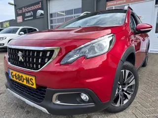Peugeot 2008 1.2 PureTech Allure met parkeersensoren en trekhaak en navigatie en bluetooth telefoon 