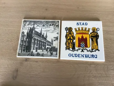 Tegel i.fallience m.tekening v.stadhuis v.Brugge.e.OUDENBURG