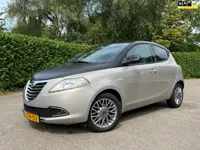 Lancia Ypsilon 0.9 TwinAir Platinum Automaat | Panoramadak | Leder | Clima | 15" Velgen | Navi | PDC