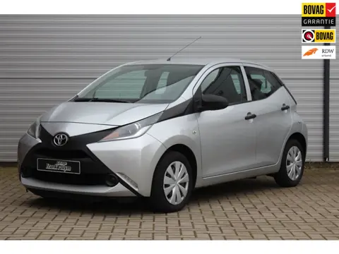 Toyota Aygo 1.0 VVT-i x-now Airco/4-Seizoensbanden/Rijklaar!