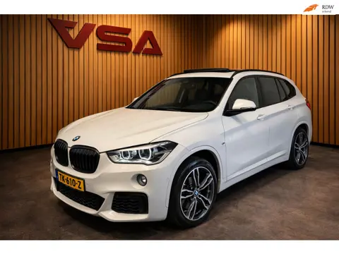 BMW X1 SDrive20i High Executive M-pakket|Stoelvw|Panorama|Trekhaak|Camera|4-seizoen banden|key-less|