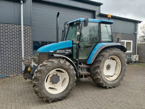 New Holland TS 110 met Fronthef en PTO