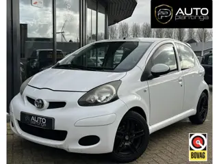 Toyota Aygo 1.0-12V Xcite White | LUXE | Lederen Bekeding | Airco | Spoiler | 5 Deurs | NIEUWE APK |