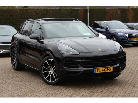 Porsche Cayenne 3.0 E-Hybrid / Panoramadak / Camera / Softclose / Keyless / Carbon intr. / Luchtveri