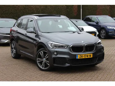 BMW X1 sDrive20i High Executive Edition M Sport / Trekhaak / Panoramadak / Camera / Leder / Head-up 