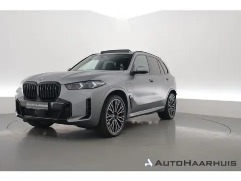 BMW X5 xDrive50e M Sport Frozen pure Grey | Skylounge | Soft Close | Achterasbesturing | 360cam | B&