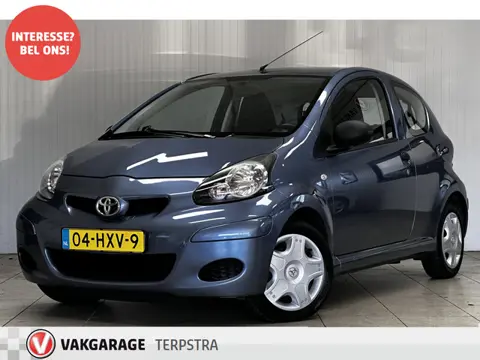 Toyota Aygo 1.0-12V Access/ Bumpers In Kleur/ Radio-CD+AUX/ Stuurbekrachtiging/ Deelbare Achterbnk.