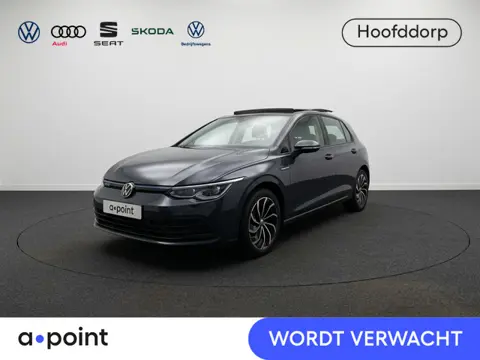 Volkswagen Golf 1.5 TSI Life 150 pk | Navigatie | Panoramadak | Trekhaak (afneembaar) | Parkeersenso
