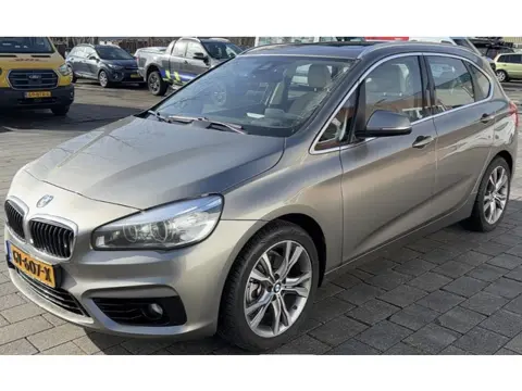 BMW 2 Serie Active Tourer BWJ 2015 | 220i 192PK Sport AUTOMAAT | PANO DAK | TREKHAAK | LEER | SPORTS