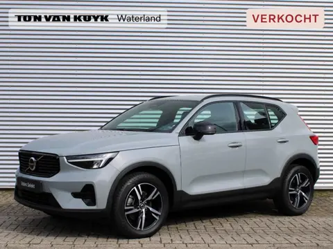 Volvo XC40 2.0 B4 Plus Dark Automaat / Harman Kardon audio / Trekhaak / Elektr. bed. stoelen / Verwa