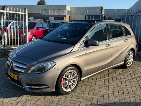 Mercedes-Benz B-klasse 180 Ambition HOGE INSTAP! PANORAMA l LEER l XENON l NAVI l AIRCO l PDC l LED!