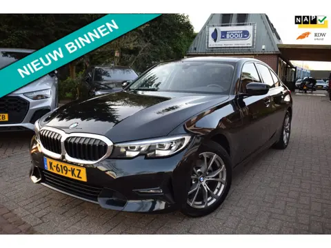 BMW 3-serie 320i Executive Edition AUTOM/NAVI/CRUISE/AIRCO-ECC/PDC V+A/CARPLAY/NL-AUTO/XENON LED/BLU