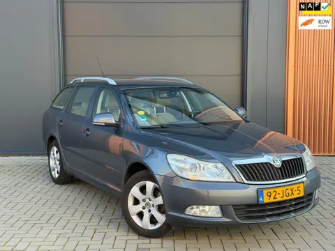 Skoda Octavia Combi 1.8 TSI Elegance|Nwe remmen & banden|Parkeersensoren|Trekhaak|Cruise Control|Air