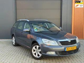 Skoda Octavia Combi 1.8 TSI Elegance|Nwe remmen & banden|Parkeersensoren|Trekhaak|Cruise Control|Air