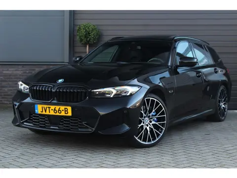 BMW 3-serie Touring 330e | Panoramadak | M Schaalstoelen | H+K | HUD | Adaptieve cruise Control | LE