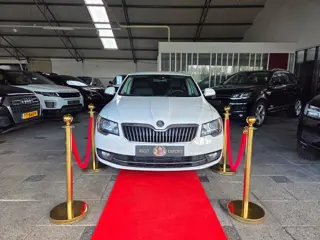 Skoda Superb 2.0 TDI AUTOMAAT SEDAN LIMOUSINE FULL!