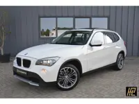 BMW X1 SDrive18i Executive * Pano * Navi * Xenon * 18" Breedset * Trekhaak * Mooie frisse auto