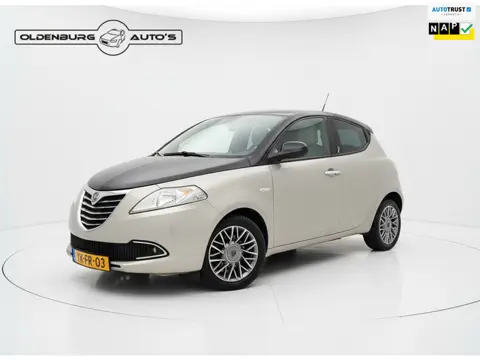 Lancia Ypsilon 0.9 TwinAir Platinum Automaat | Panoramadak | Leder | Clima | 15" Velgen | Navi | PDC