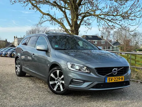Volvo V60 2.0 D4 | R-Desing + Schuif/kanteldak + Camera + Cruise + Navi Nu € 11.975,-!!!