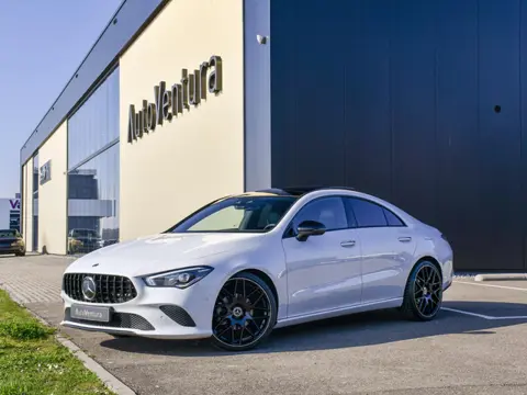 Mercedes-Benz CLA 180 AMG Line | Klep in uitlaat! | Panorama dak | 20'' AMG Velgen | Adapt. Cruise C
