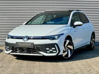 Volkswagen GOLF 1.5 eHybrid GTE 272 PK | IQ-Light | Panorama | Trekhaak | 360 Camera | Head-Up | DCC