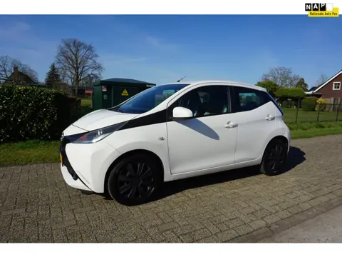 Toyota Aygo 1.0 VVT-i x-play 5 deurs AIRCO camera