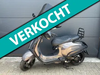 Vespa Snorscooter Sprint 50 stuurverwarming vol opties 8100 ,- nieuwpr