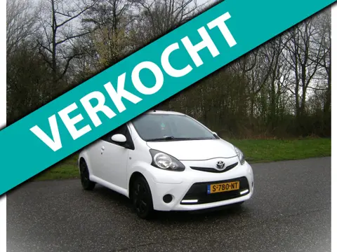 Toyota Aygo 1.0 VVT-i Aspiration . 5 Drs . AUTOMAAT . flippers op het stuur . Airco . enz