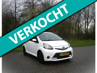 Toyota Aygo 1.0 VVT-i Aspiration . 5 Drs . AUTOMAAT . flippers op het stuur . Airco . enz