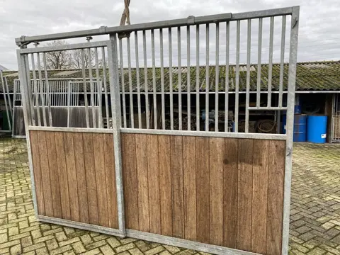 paardenboxen voorwand draaibaar
