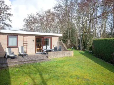 Kom tot rust in dit vakantiehuis met zonnige tuin bij het bos