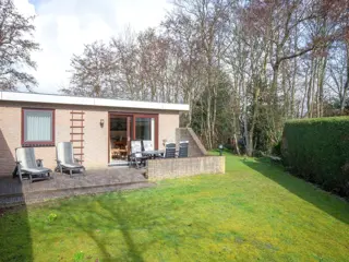 Kom tot rust in dit vakantiehuis met zonnige tuin bij het bos