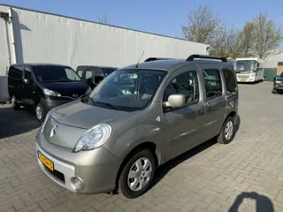 Renault Kangoo Family 1.6-16V Privilège AUTOMAAT - Rolstoelauto - Bodemverlaging - Knielsysteem - Lu