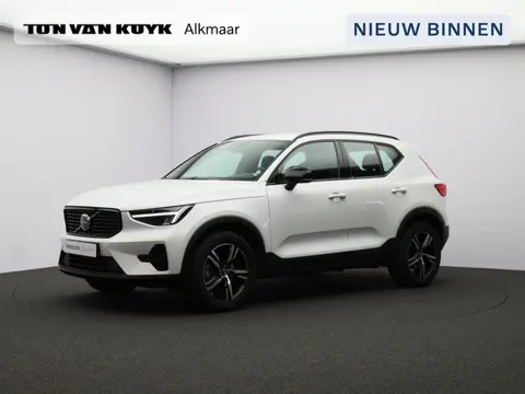 Volvo XC40 2.0 B4 Plus Dark / Trekhaak / Stoel+stuur+voorruitverwarming / Harman Kardon / Elektr. be