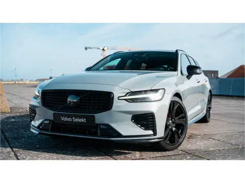 Volvo V60 2.0 T8 Plug-in hybrid AWD Plus Dark / Speciale samenstelling / 19" Velgen Black  / B&W aud
