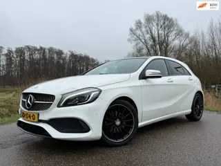 Mercedes-Benz A-klasse 180 AMG-Line / Panoramadak / H-Leder / Stoelverwarming / 18" Velgen / Clima /