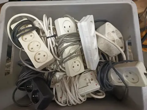 Koningsdag handel. Kist met 25 stekkerdozen.