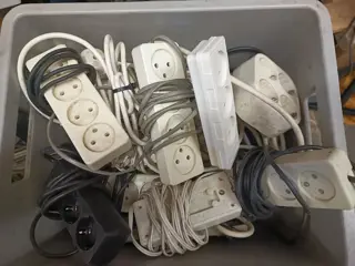 Koningsdag handel. Kist met 25 stekkerdozen.